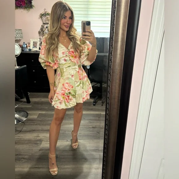 Floral H&M puff sleeve, bubble hem, cut out dress, sz small - Picture 7 of 7